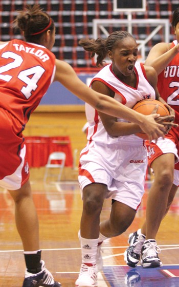 SMUs Sharee Shepherd holds onto the ball in heavy traffic.