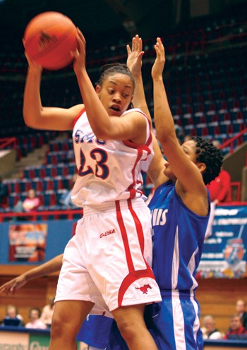 SMUs Elbie Gates catches a pass on the block in the 93-49 win over Memphis.