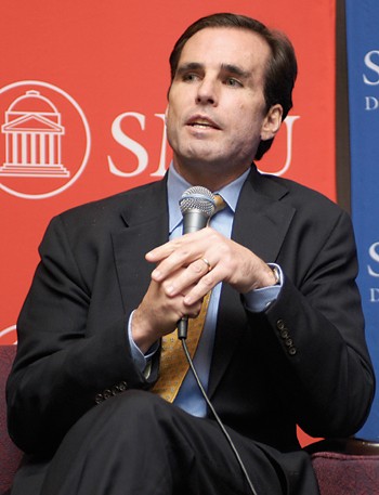 ABC news correspondent Bob Woodruff speaks to students at the Tate Student Forum yesterday afternoon in the Hughes-Trigg Student Center.   