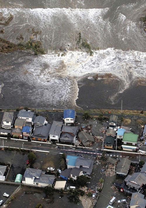 A+tsunami+approaches+seashore+houses+in+Kita+Ibaraki%2C+Ibaraki+Prefecture%2C+northeast+of+Tokyo%2C+Friday%2C+March+11%2C+2011+after+the+largest+earthquake+in+Japans+recorded+history+slammed+the+eastern+coast.