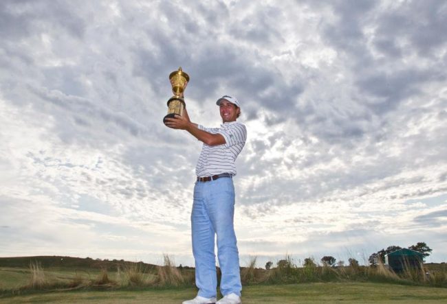 Kelly+Kraft+poses+with+his+championship+trophy+after+the+final+round+at+the+U.S.+Amateur+golf+tournament+on+Aug.+28%2C+2011+in+Erin%2C+Wis.+Kraft+defeated+Patrick+Cantlay%2C+of+Los+Alamitos%2C+Calif.