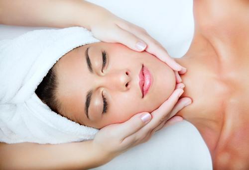 To prevent blemishes and problematic skin, it is important to use proper techniques to cleanse the face and body.