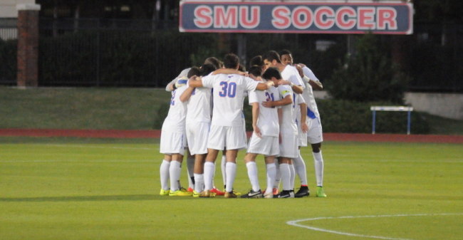 The SMU mens soccer team gather for a huddle. Courtesy of SMU Athletics)