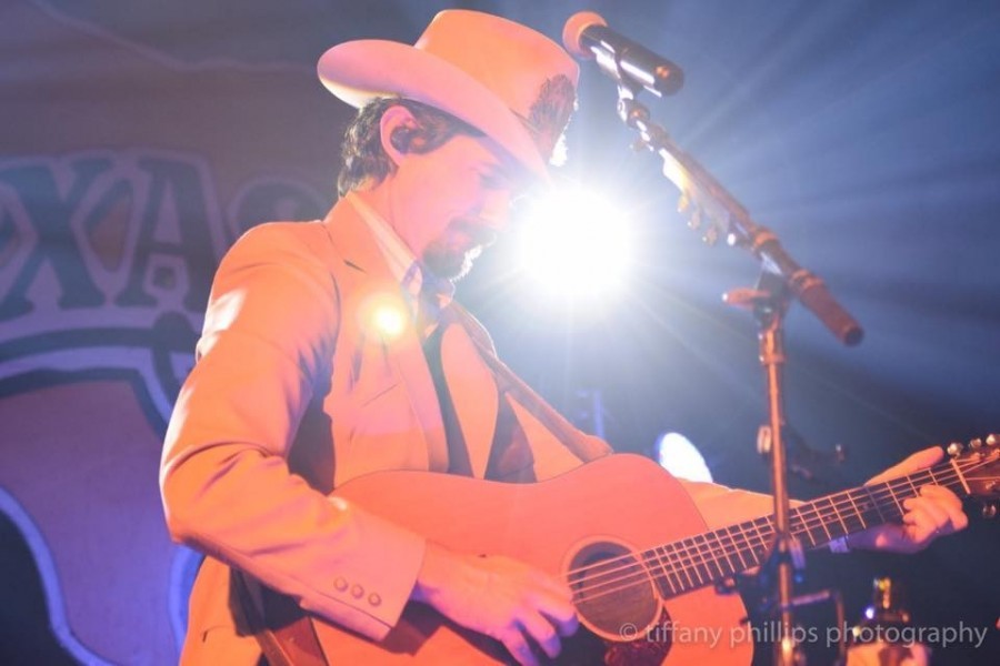Zane Williams brings country back