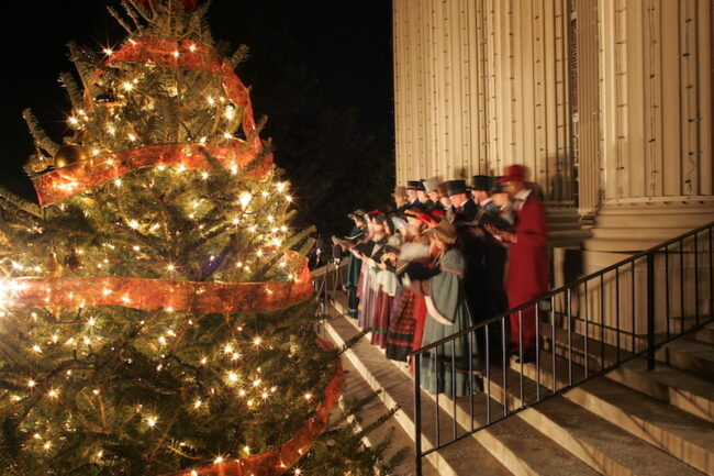 Carolers singing at the steps of Dallas Hall in the 2006 Celebration of Lights