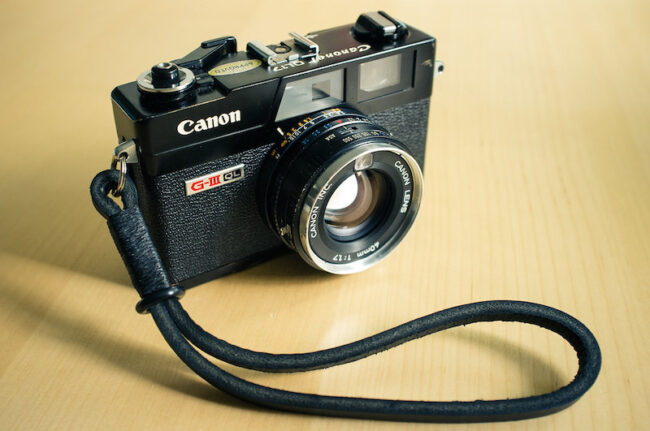 Canonet with gordys camera strap by FXTC is licensed under CC BY-NC-SA 2.0 Photo credit: FXTC