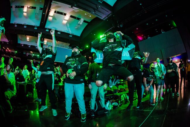 The crowd cheers for OpTic after reverse sweeping FaZe in their Day 3 match