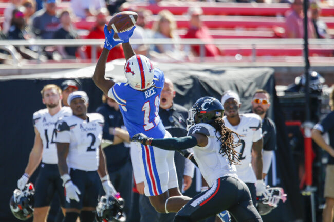 SMU wide reciever Rashee Rice catches the ball in the Cincinnati half during an NCAA football game at Ford Stadium on Saturday, Oct. 22, 2022 in University Park, Texas. Cincinnati defeated SMU 29-27. (Mark Reese / Photographer)